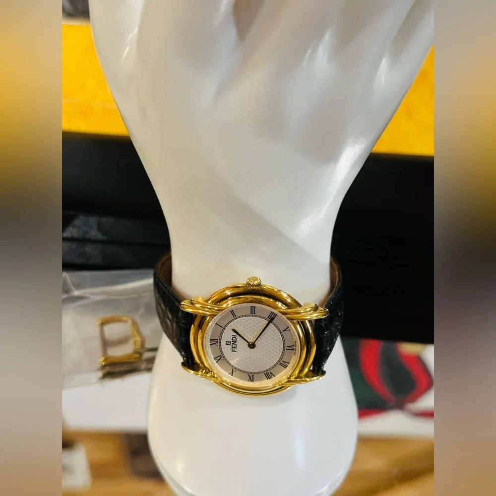 🔥 FENDI WATCH LEATHER STRAP SAPPHIRE CRYSTAL SWISS MADE w/ Box Size 18”